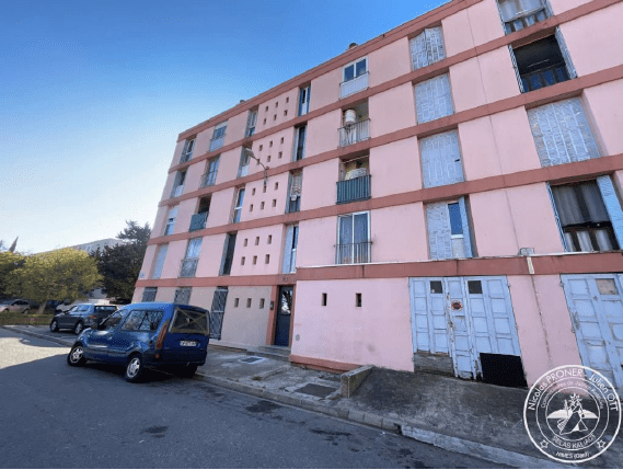 VENTE EN DEUX LOTS DE DEUX APPARTEMENTS avec CAVES dans 